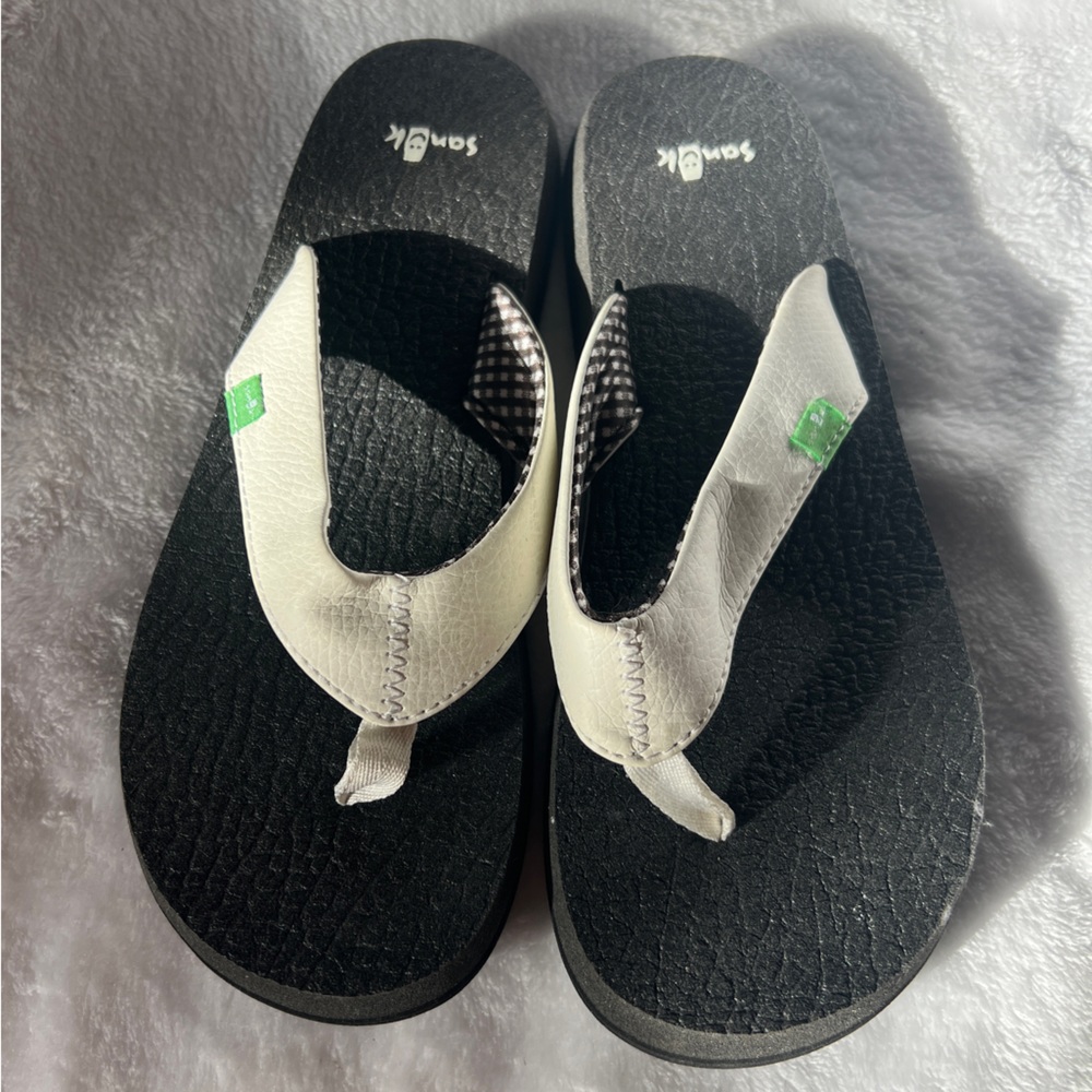 Sanuk women’s yoga mat flip-flops
